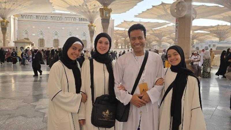 سامح حسين يظهر مع عائلته أثناء أداء العمرة في المسجد النبوي