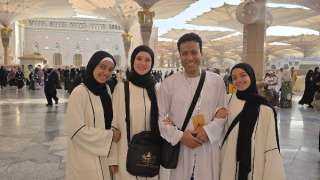 سامح حسين يظهر مع عائلته أثناء أداء العمرة في المسجد النبوي