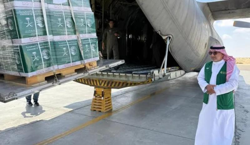 مطار العريش يستقبل طائرة مساعدات سعودية لصالح الفلسطينيين بغزة