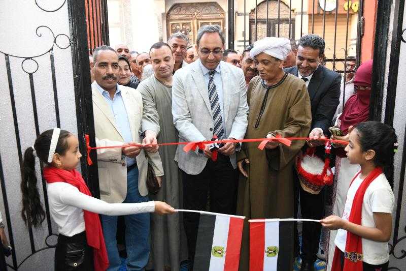 محافظ قنا يتفقد مدرسة النهضة الابتدائية بقفط بعد الانتهاء من أعمال رفع الكفاءة