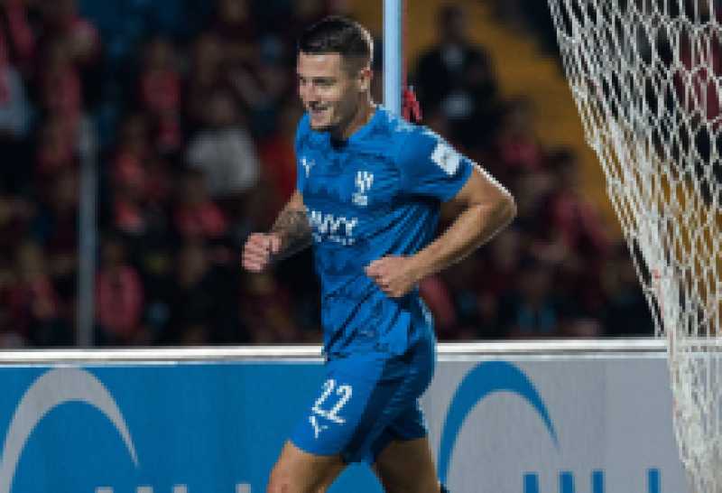 الهلال السعودي يتلقى ضربة جديدة.. إصابة سافيتش تربك حسابات الجهاز الفني قبل موقعة الاتفاق