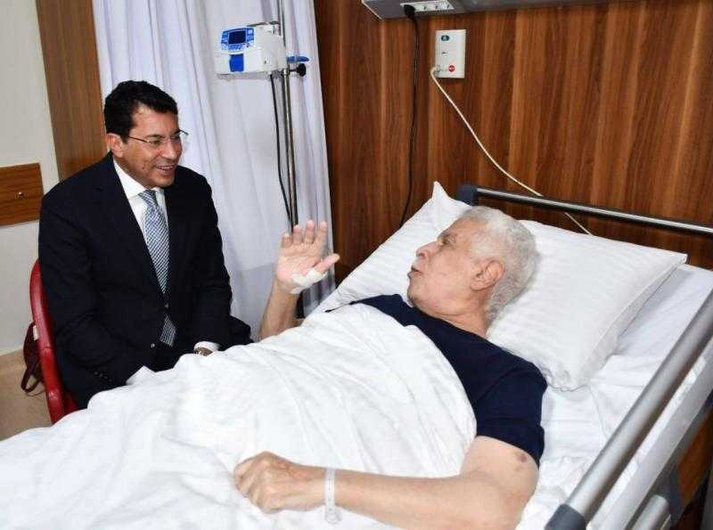 وزير الرياضة يطمئن على الحالة الصحية لـ حسن شحاته