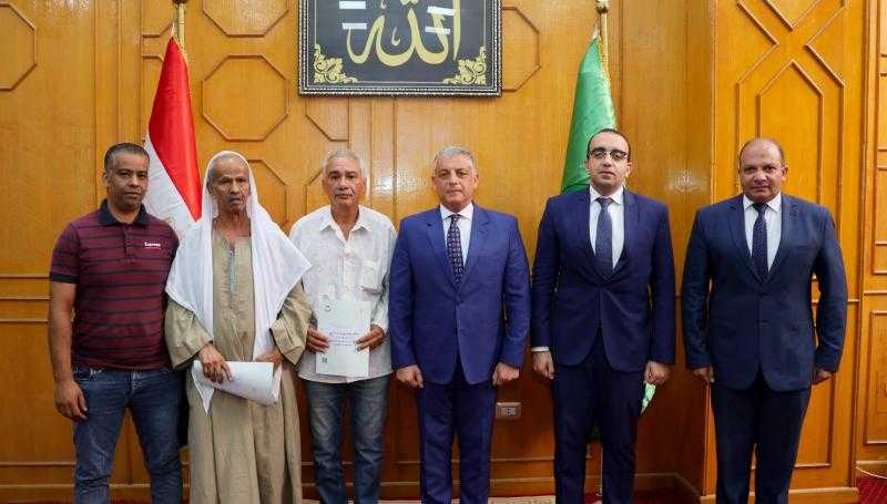 تسليم ١١ عقد تقنين أراضي أملاك دولة لعدد من واضعي اليد بالإسماعيلية