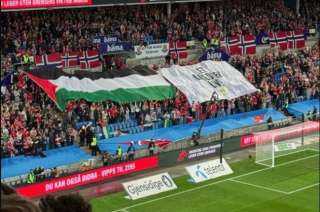 علم فلسطين يرفرف في مدرجات جماهير النرويج أمام أنظار منتخب الاحتلال