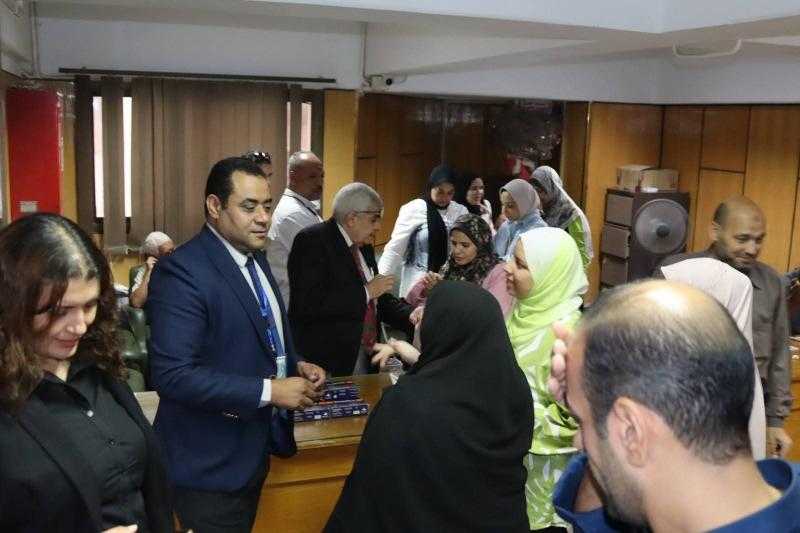 مركز صحة الشباب بكلية الطب يواصل مبادرته في الكشف والتثقيف الصحي لأسرة جامعة أسيوط