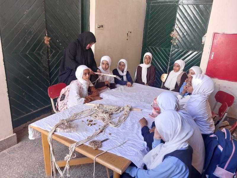 قصور الثقافة تقيم ورشة لتعليم فن المكرمية بقرية الحسينات بالأقصر