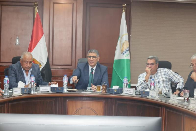 محافظ الجيزة يناقش نسب التنفيذ بعدد من المشروعات الجارية بأحياء الطالبية وبولاق الدكرور مع رئيس جهاز تعمير القاهرة الكبرى