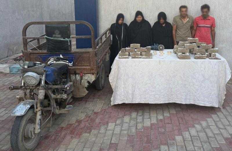 ضبط 3 سيدات وشخصين لسرقة شقة سكنية وإضرام النيران بها بمطروح