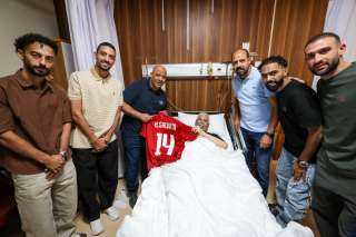 بقميص يحمل اسمه ورقمه.. نجوم الأهلي يزورون حسن شحاتة