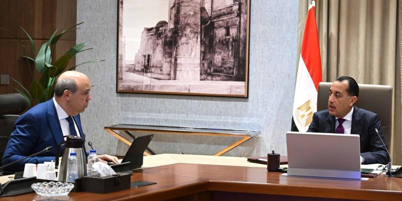 رئيس الوزراء يلتقي وزير الطيران المدني لمُتابعة الموقف التنفيذي لمشروع مبنى 4 بمطار القاهرة الدولي