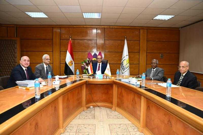 المنشاوي يترأس لجنة اختيار عميد كلية التجارة بجامعة أسيوط