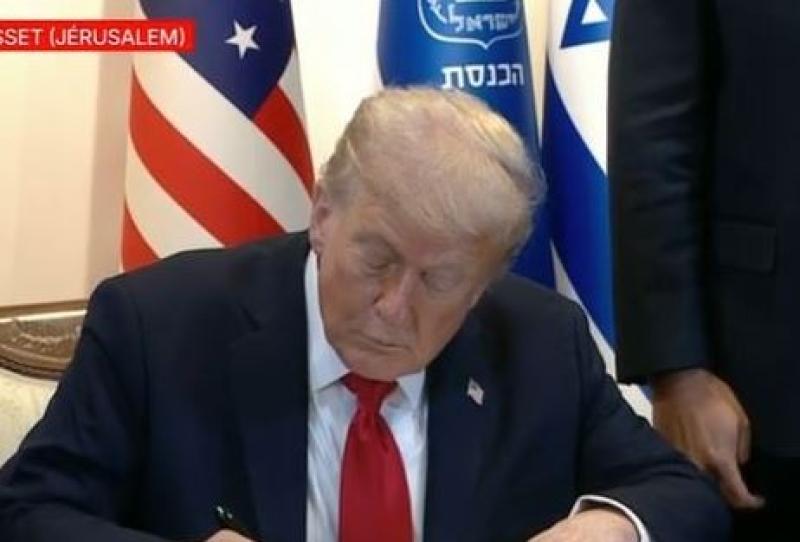 ترامب يوقع في سجل الزوار بالكنيست الإسرائيلي قبل إلقاء كلمته