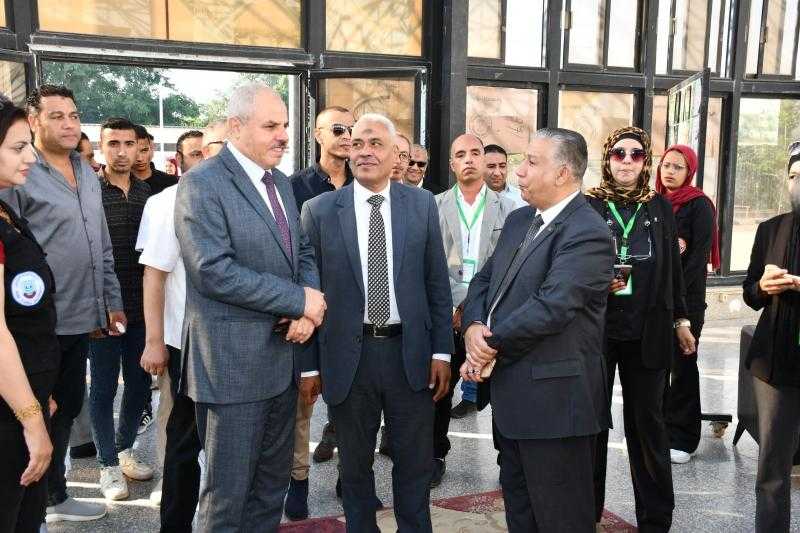 رئيس جامعة قناة السويس يشهد انطلاق الحملة الترويجية لخدمات البريد المصري