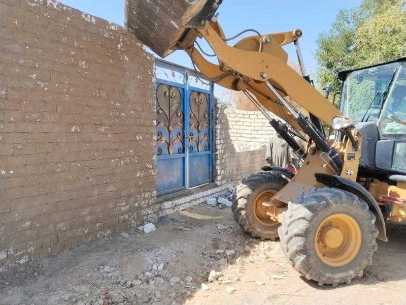 إزالة عدد 9 حالات بناء مخالف خلال حملة مكبرة بمدينة البياضية بمحافظة الأقصر