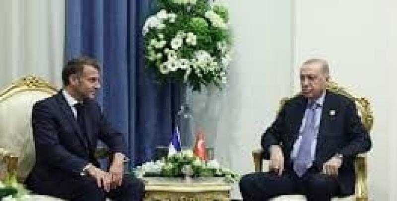 أردوغان يلتقي ماكرون بشرم الشيخ على هامش مشاركتهما في قمة السلام