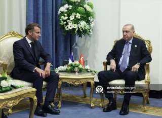 أردوغان يلتقي ماكرون بشرم الشيخ على هامش مشاركتهما في قمة السلام