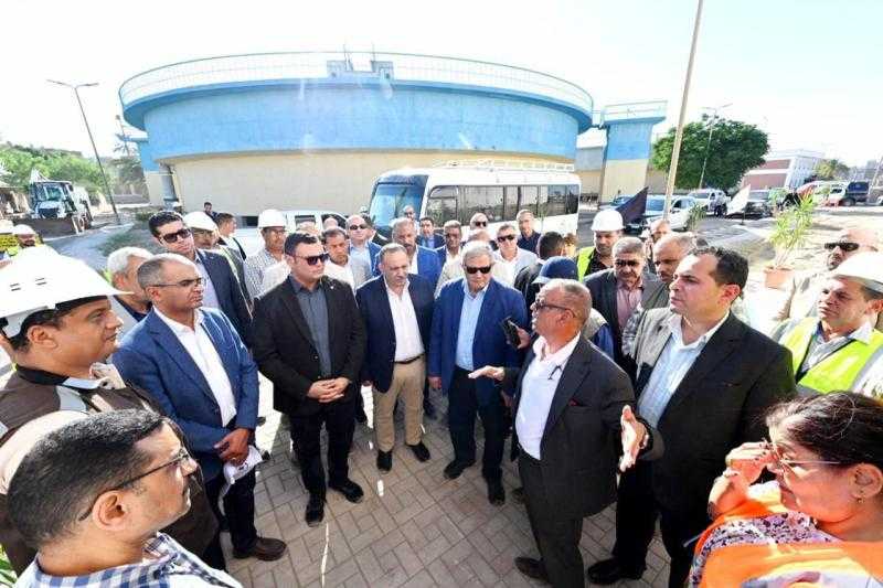 وزير الإسكان ومحافظ أسيوط يتفقدان محطة تنقية مياه الشرب وأعمال الطرق والمحاور
