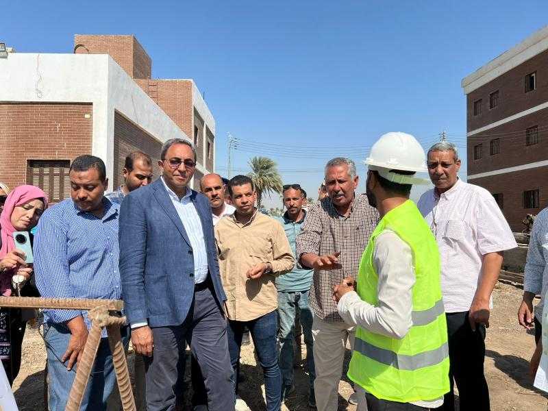 محافظ قنا يتفقد أعمال تنفيذ مشروعي كوبري الفؤادية وبربخ بخانس بأبوتشت