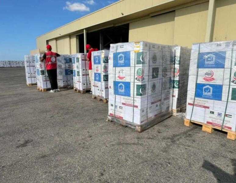 وصول الشحنة الخامسة من المساعدات الباكستانية لقطاع غزة إلى مطار العريش الدولي