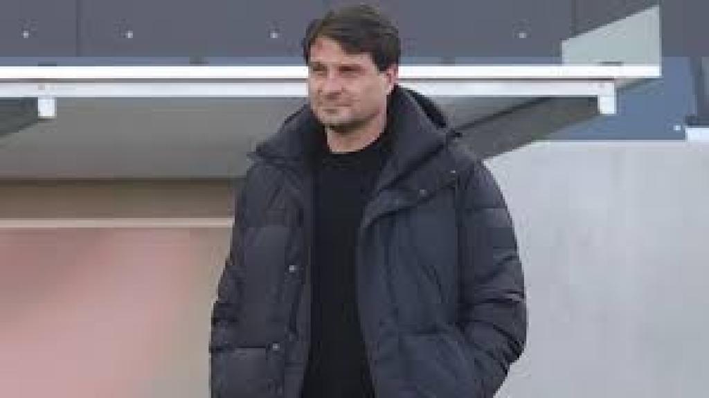 مدرب أوجسبورج المجري على أعتاب الأهلي.. من هو أمري زابيكس؟