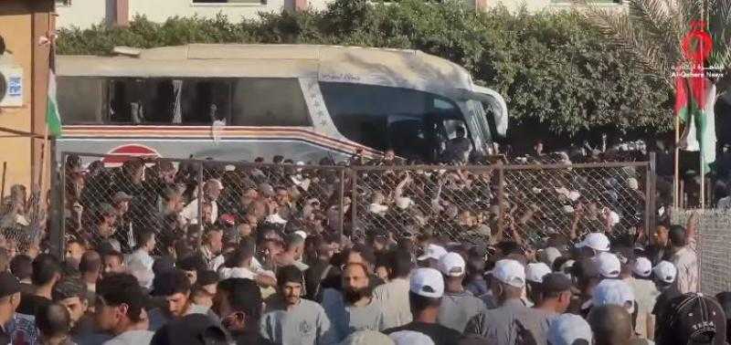 مشاهد مؤثرة من خانيونس.. لحظة وصول الأسرى المحررين إلى مجمع ناصر بعد إطلاق سراحهم من سجون الاحتلال