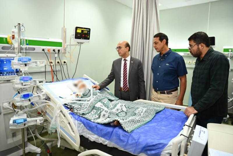 رئيس جامعة أسيوط يتفقد الحالة الصحية للأطفال المصابين في حادث قرية منقباد بمستشفى الإصابات