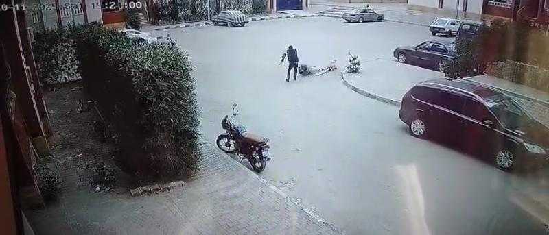 القبض على المتهم بسحل مسن وسرقة هاتفه في مدينة بدر