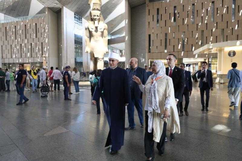 الزوار المتحف الكبير ينبهرون بتمثال رمسيس الثاني وكنوز توت عنخ آمون.. تفاصيل