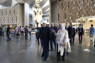 الزوار المتحف الكبير ينبهرون بتمثال رمسيس الثاني وكنوز... الزوار المتحف الكبير ينبهرون بتمثال رمسيس الثاني وكنوز توت عنخ آمون.. تفاصيل