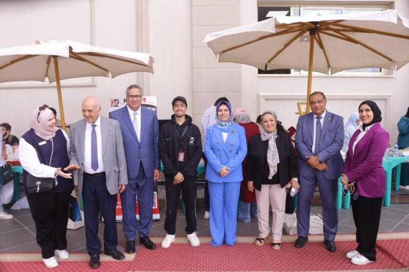 نائب محافظ دمياط تتفقد معرض منتجات الطلاب بجامعة حورس على هامش ملتقى التوظيف