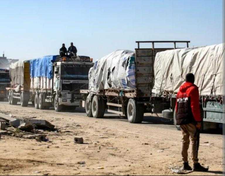 دخول شاحنات الوقود ضمن قافلة المساعدات الإنسانية إلى غزة