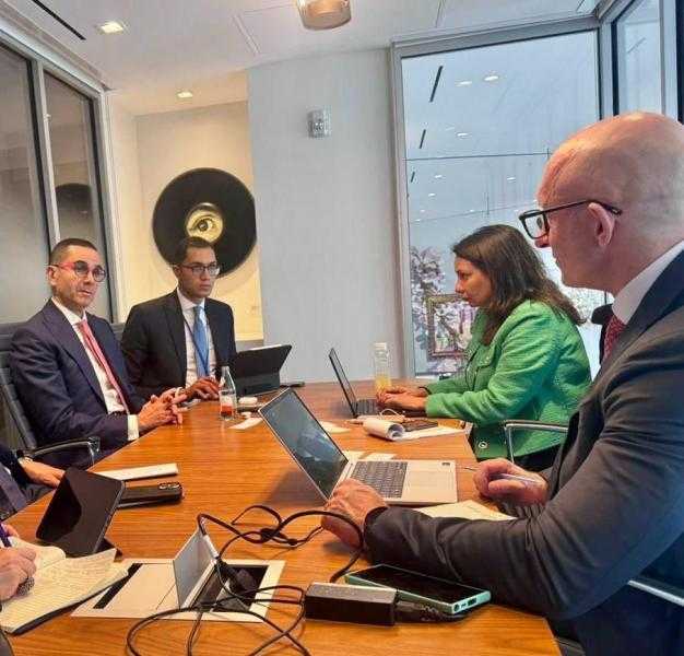 وزير الاستثمار والتجارة الخارجية يلتقي مسؤولي “فيتش” في واشنطن