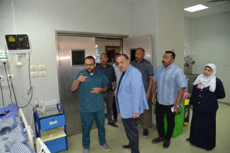محافظ أسيوط يزور الأطفال المصابين في حادث سقوط تروسيكل بمنقباد ويطمئن على حالتهم الصحية