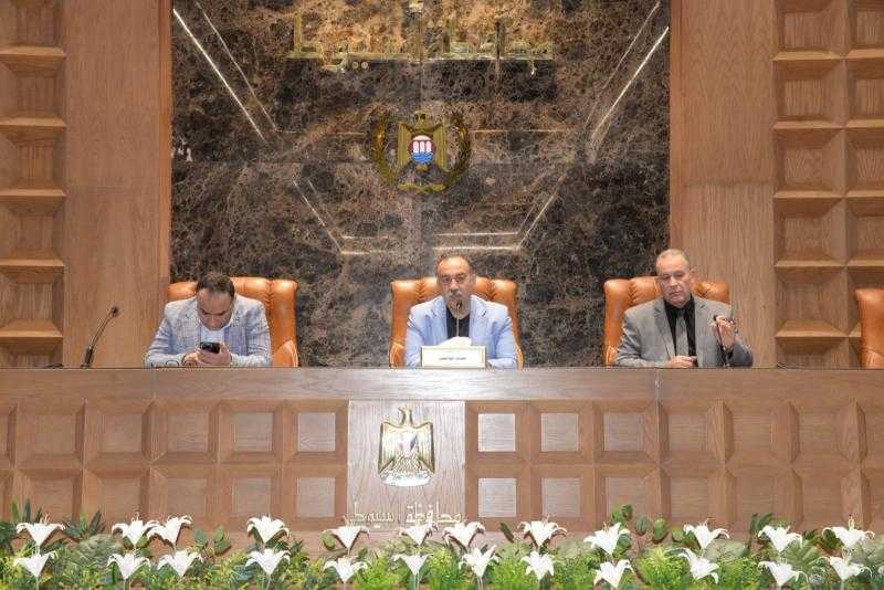 محافظ أسيوط يعقد لقاءًا موسعًا بمعلمي وموجهي الأنشطة المدرسية