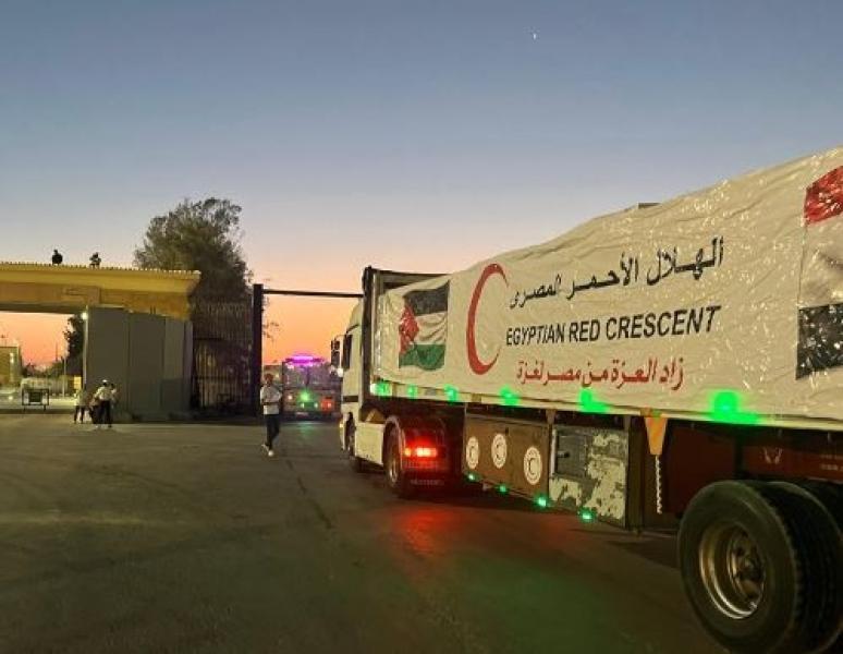 الهلال الأحمر: القافلة 50 لزاد العزة تتجه إلى قطاع غزة محملة بالمساعدات الإنسانية