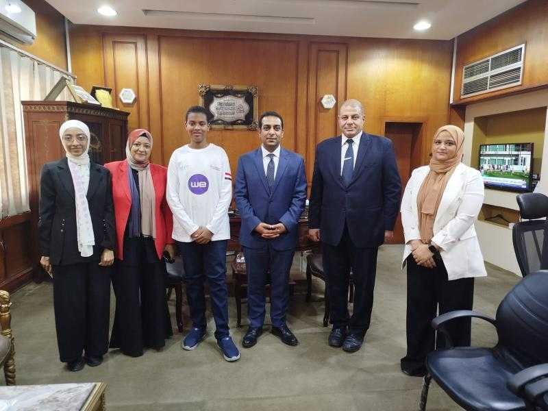 نائب محافظ قنا يكرم الفائز بكأس المنتخب المصري للذكاء الاصطناعي والروبوت