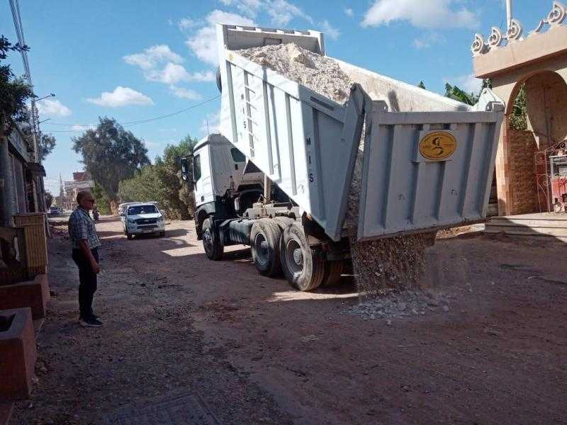 محافظ كفرالشيخ يتابع أعمال رفع كفاءة وتمهيد الطرق بسيدي غازي