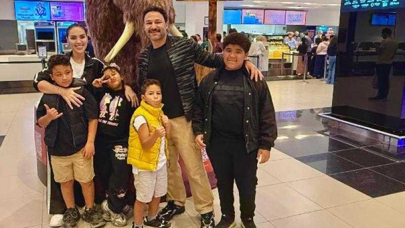 محمد العمروسي ينشر صورة عائلية في ظل الجدل حول دعوى النفقة