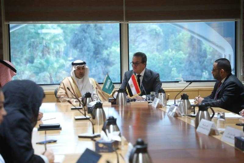 وزير الصحة يبحث مع نظيره السعودي تعزيز التعاون الصحي المشترك وتوطين الصناعات الدوائية