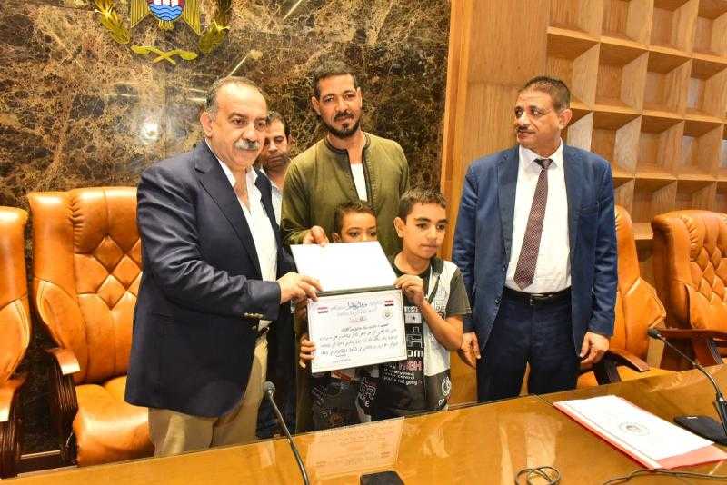 محافظ أسيوط يكرم مواطناً أنقذ أطفال تروسيكل منقباد من الغرق