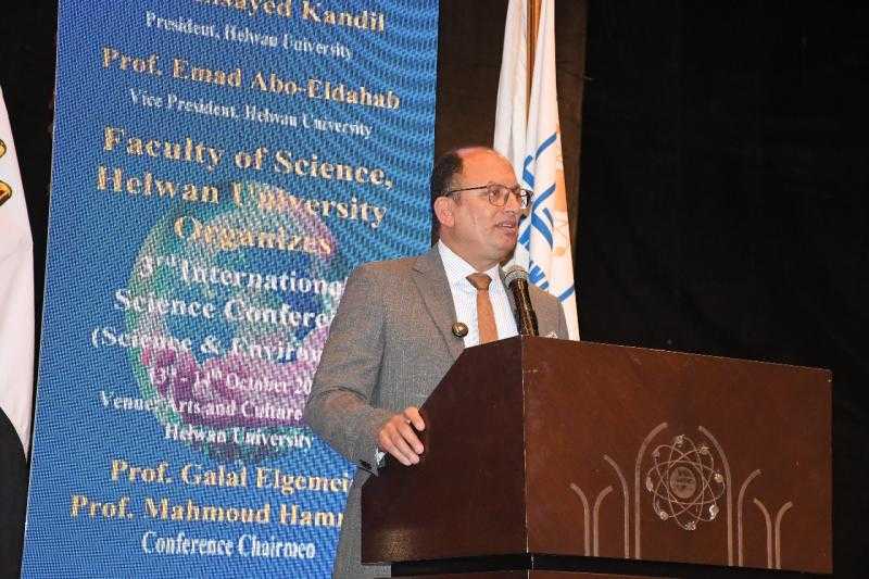 رئيس جامعة حلوان: لا تنتظر أحد يصنع لك مجدك... المجد يُصنع بالعلم والعمل