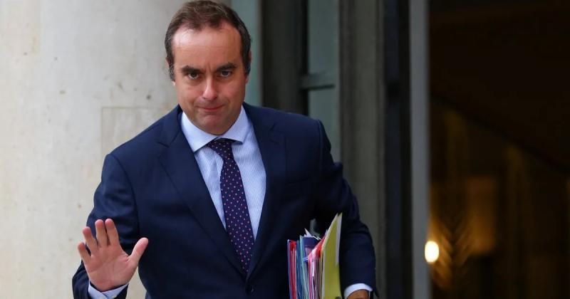 رئيس الوزراء الفرنسي ينجو من حجب الثقة ويستعد لمعركة موازنة 2026