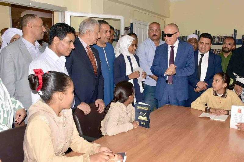 محافظ الأقصر يفتتح فرعًا جديدًا لمكتبة مصر العامة ويطلق سوق اليوم الواحد بالطود