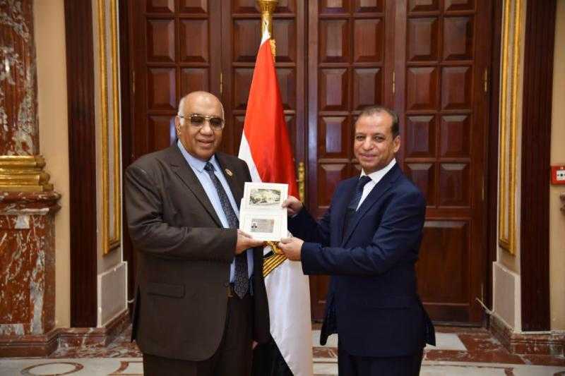 عباس حزين: إعداد رؤى ودراسات تسهم في إثراء العمل البرلماني