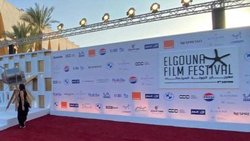 السجادة الحمراء تستعد لاستقبال النجوم في حفل افتتاح الدورة الثامنة من مهرجان الجونة