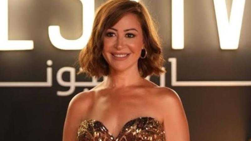 منة شلبي تهدي تكريمها في مهرجان الجونة لوالدتها والراحل رضوان الكاشف