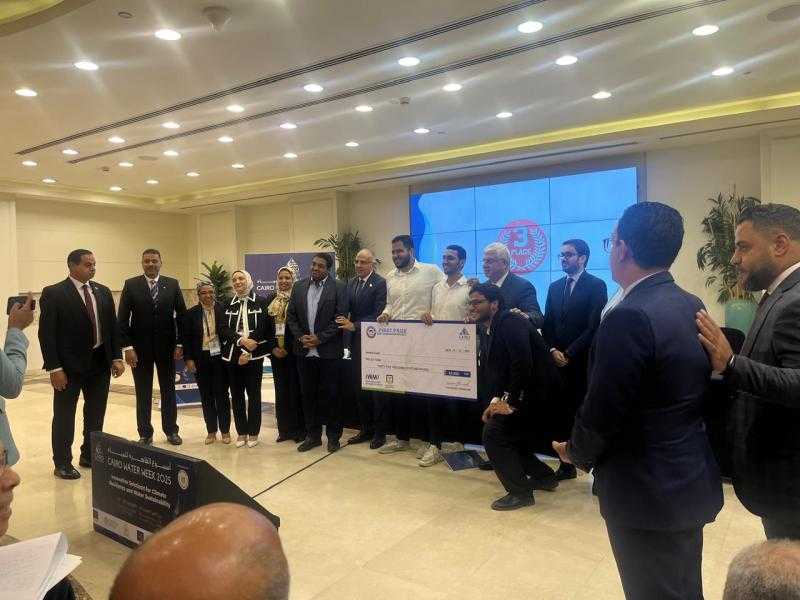 فوز طلاب هندسة المطرية بجامعة حلوان بالمركز الأول في أسبوع القاهرة للمياه بمشروع لتحلية مياه البحر لإنتاج الهيدروجين الأخضر