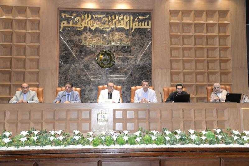 محافظ أسيوط يعقد اجتماعًا موسعًا مع مسئولي الشركات والمرافق لمتابعة تنفيذ مشروعات حياة كريمة