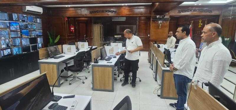 نائب محافظ قنا يتابع انتظام المواقف ومحطات الوقود من مركز السيطرة بالشبكة الوطنية