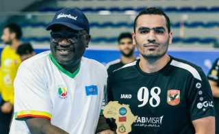 رجال يد الأهلي| «كاستيلو» يفوز بجائزة أفضل لاعب في مباراة فلاورز البنيني